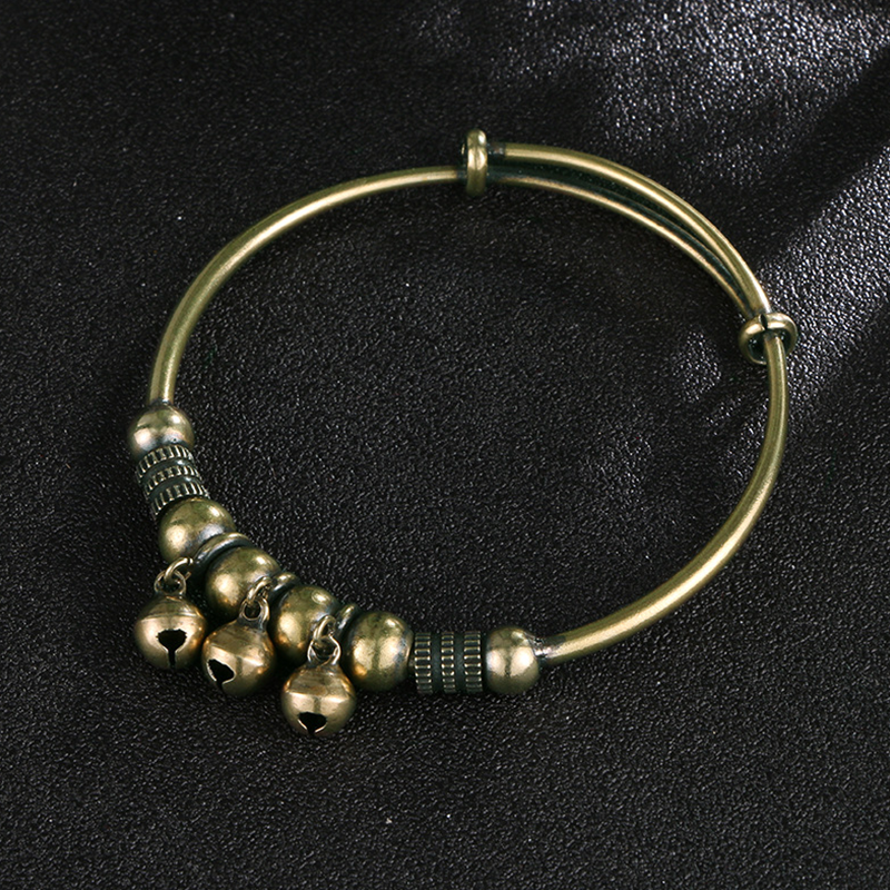 Justerbart armband med klockformad design i push-pull-stil