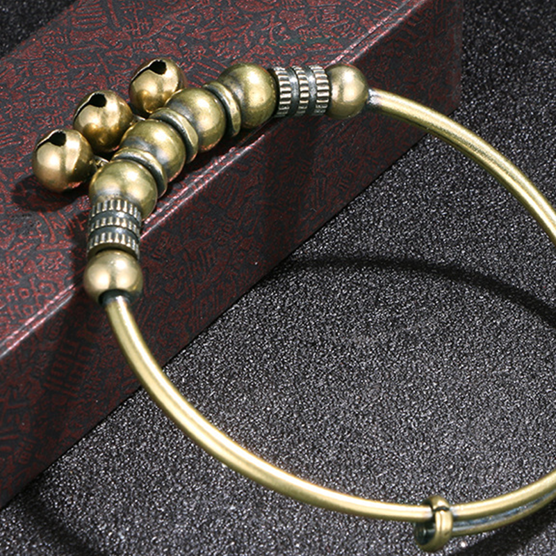 Justerbart armband med klockformad design i push-pull-stil