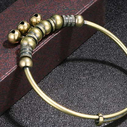 Justerbart armband med klockformad design i push-pull-stil