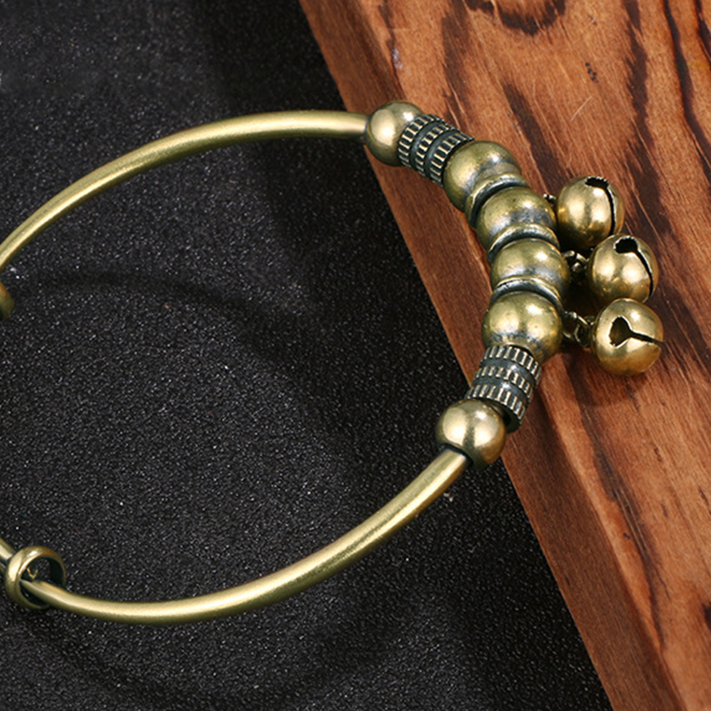 Justerbart armband med klockformad design i push-pull-stil