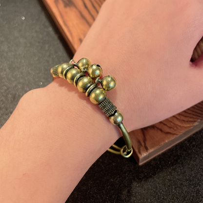 Justerbart armband med klockformad design i push-pull-stil