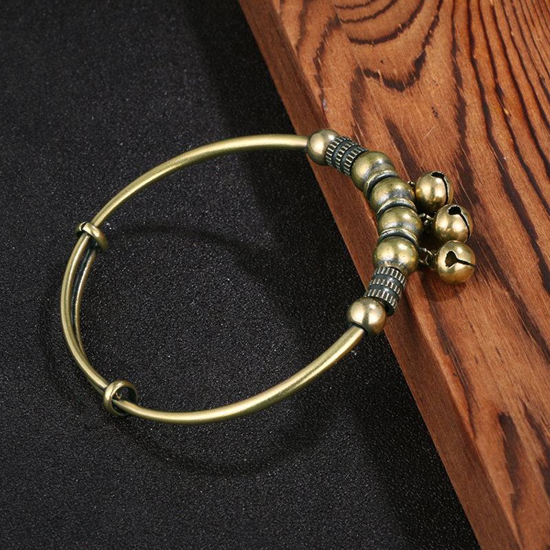 Justerbart armband med klockformad design i push-pull-stil