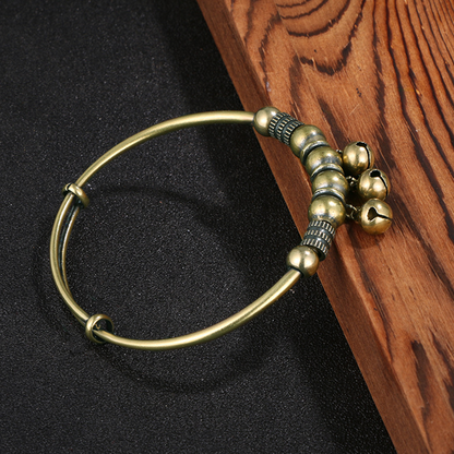 Justerbart armband med klockformad design i push-pull-stil
