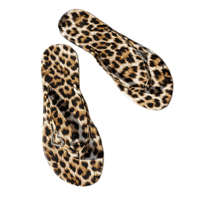 Flip-flops med leopardmönster och hjärtberlock