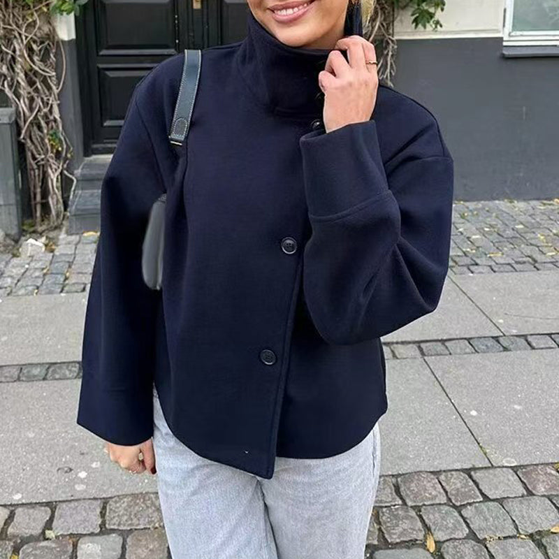 Kort damkapp med ståkrage och enkelknäppning