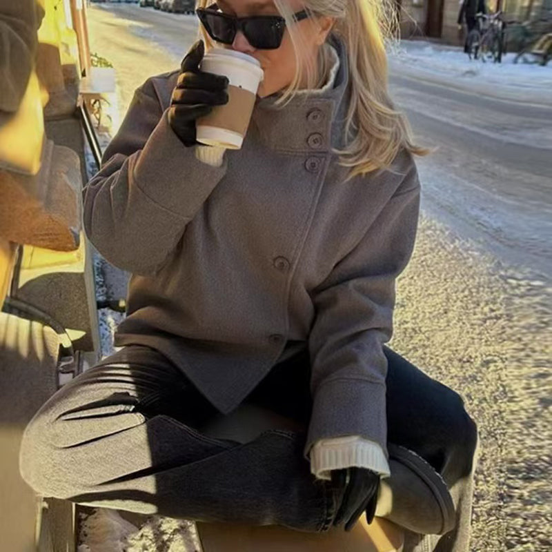 Kort damkapp med ståkrage och enkelknäppning
