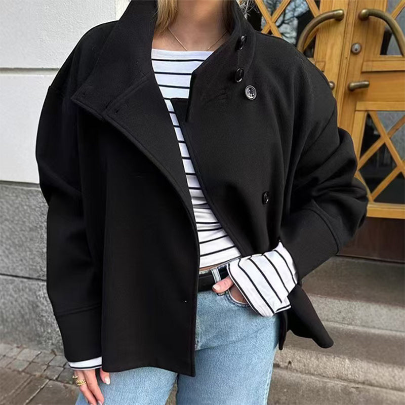 Kort damkapp med ståkrage och enkelknäppning